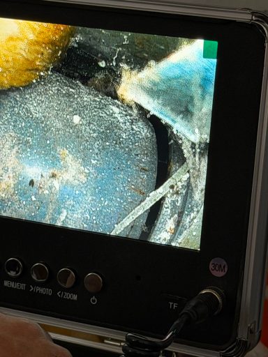 Untersuchung mit der Endoskopkamera Endoskopische Untersuchung eines verdeckten Installationsbereichs bei einer Leckageortung