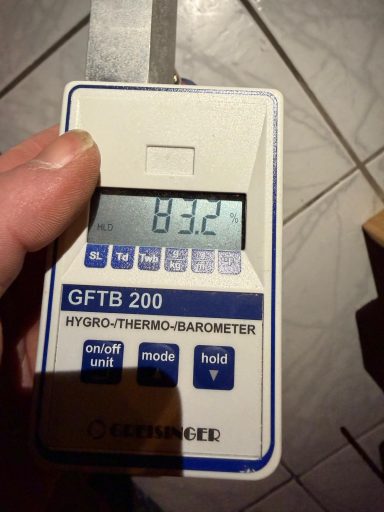 raumluftfeuchte-messung-wasserschaden Messgerät zur Kontrolle der Raumluftfeuchte nach Wasserschaden