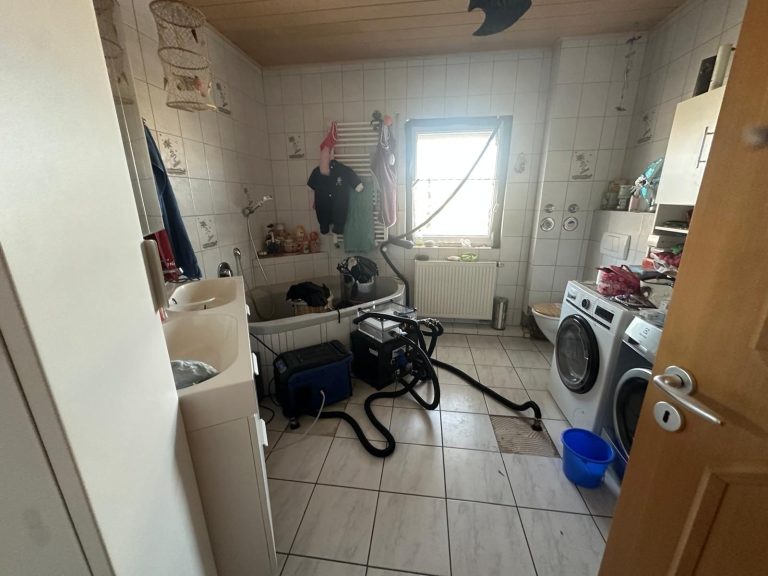 Badezimmer mit Dämmschichttrocknung und Raumtrockner nach einem Wasserschaden.