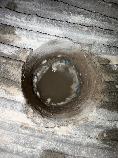 feuchtigkeit-bodenaufbau-pruefoeffnung Feuchtigkeit im Bodenaufbau nach Wasserschaden