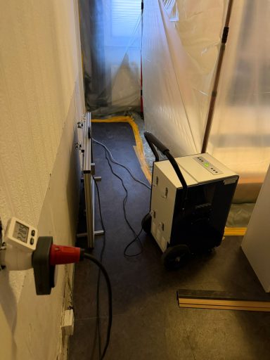 technische-trocknung-abschottung-wasserschaden Trocknungsgerät im abgeschotteten Bereich nach Wasserschaden