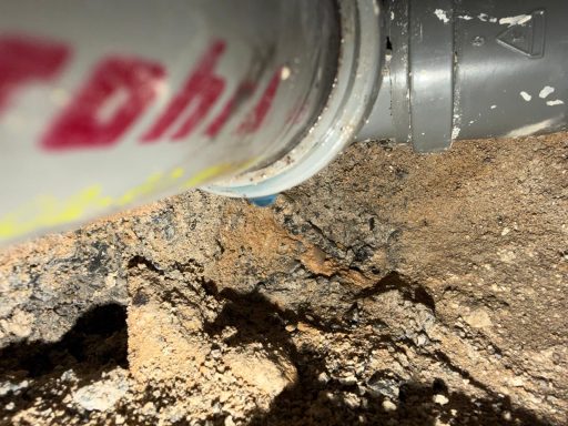 rohrleitung-detail-leckagepruefung Detailaufnahme einer Rohrleitung bei Leckageprüfung