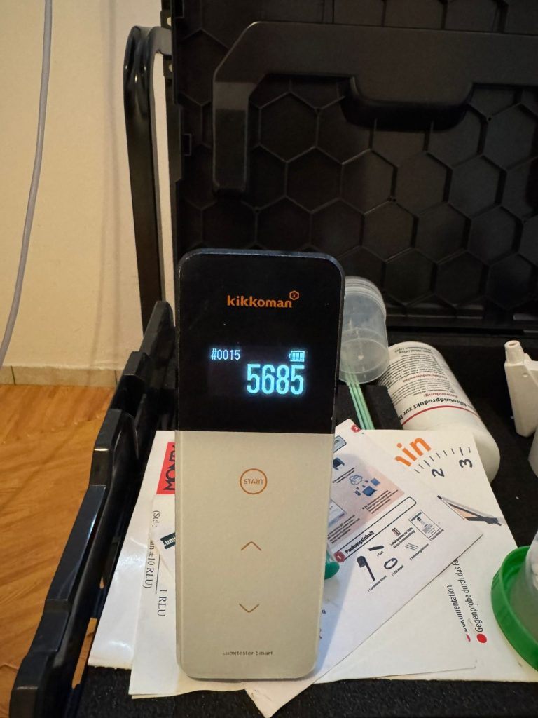 Mobiles ATP-Messsystem zur hygienischen Prüfung von Oberflächen und Materialien. Mobiles Labor im Koffer für eine ATP-Messung zur hygienischen Kontrolle.