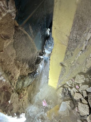 undichte-leitung-wasseraustritt-bauteil Undichte Leitung mit Wasseraustritt im geöffneten Bauteilbereich