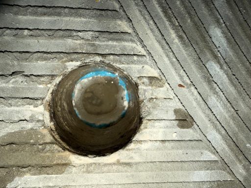 pruefoeffnung-bodenaufbau-daemmschichttrocknung Prüföffnung im Bodenaufbau zur Kontrolle von Feuchtigkeit