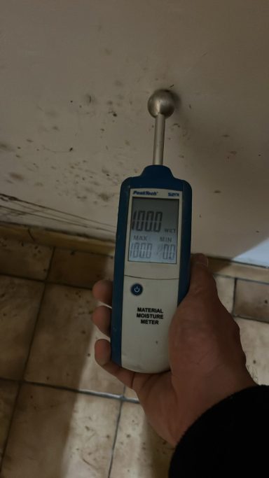feuchtemessung-decke-wasserschaden Feuchtemessung an einer Decke nach Wasserschaden