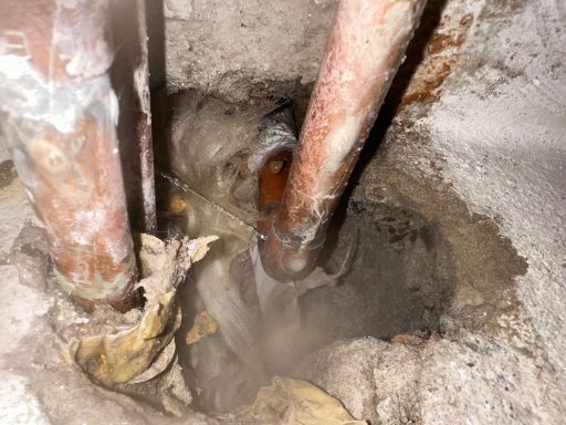 rohrbruch-wasseraustritt-freigelegte-leitung Aktiver Wasseraustritt an freigelegter Rohrleitung