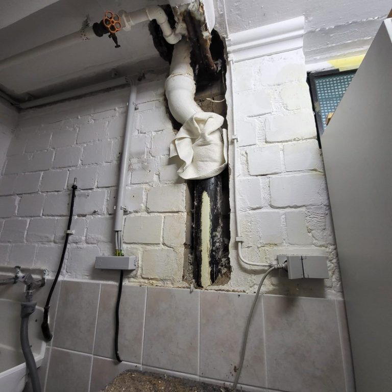 Beschädigte ältere Bauteilverkleidung nach einer selbst durchgeführten Leckagesuche; das Material steht unter Asbestverdacht.