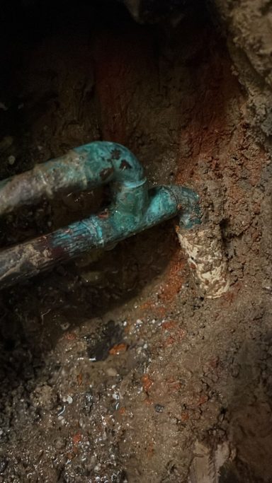 korrodierte-leitung-wasserschaden-bauteil Korrodierte Leitung im geöffneten Bauteilbereich nach Wasserschaden