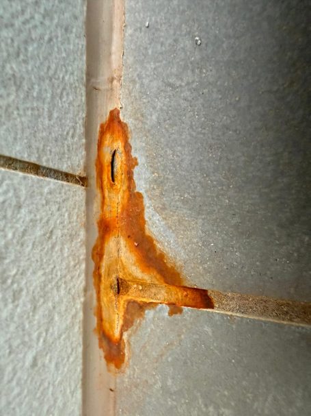 Leckageortung mit Prüffarbe – eine undichte, eingefärbte Fuge ist deutlich sichtbar.