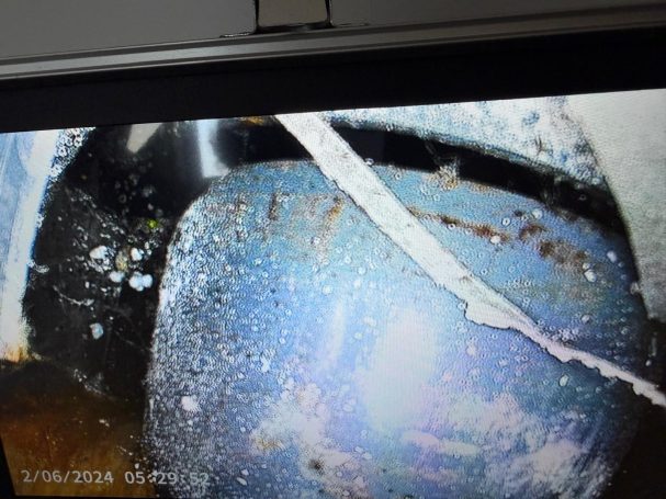 Leckageortung mit einer Endoskopkamera – auf dem Bildschirm ist ein Bruch im Kanalrohr sichtbar.