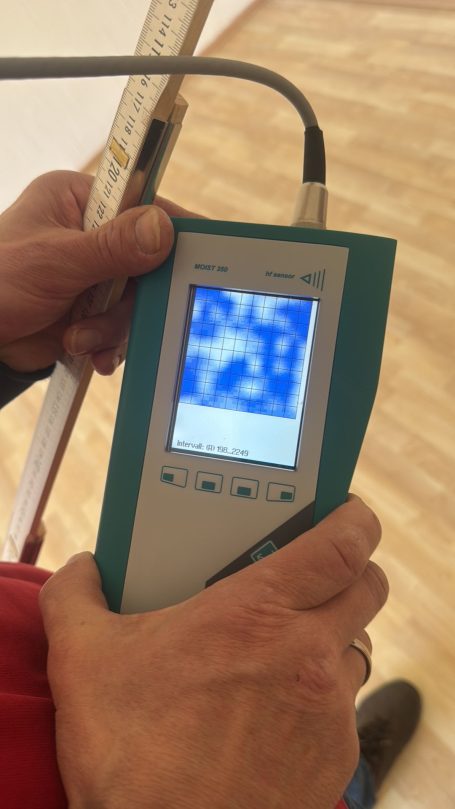 Feuchtemessung Messgerät zur Ermittlung und Darstellung der Feuchteverteilung in einem wasserbelasteten Bauteil.
