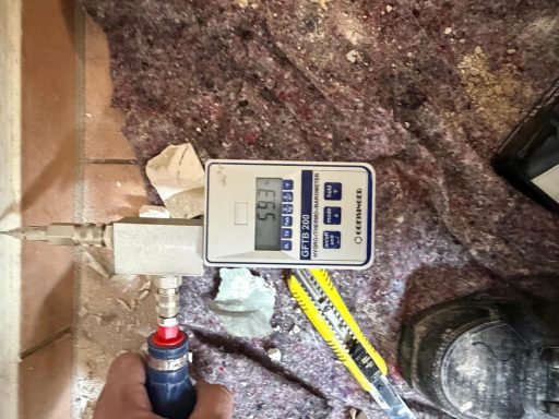feuchtigkeitsmessung-materialprobe-wasserschaden Feuchtigkeitsmessung an betroffenem Material nach Wasserschaden