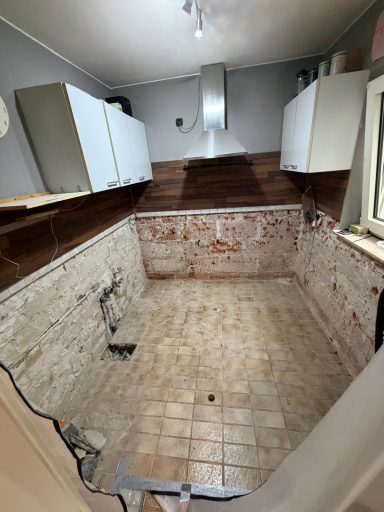 wasserschaden-kueche-rueckbau-sanierung Küche nach Rückbau beschädigter Bereiche durch Wasserschaden