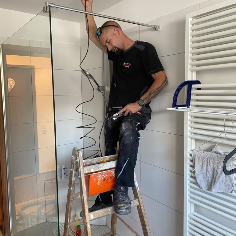Endoskopische Untersuchung des Deckenhohlraums im Badezimmer. Durch die vorhandene Öffnung kann der verdeckte Bereich weitgehend zerstörungsarm kontrolliert werden. Fachmann untersucht mit einer Endoskopkamera den Deckenhohlraum eines Badezimmers.