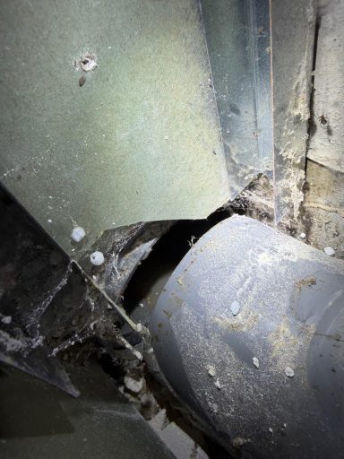 Freigelegte Abwasserleitung Freigelegte Abwasserleitung mit mangelhaft ausgeführtem Anschluss als Ursache eines Wasserschadens