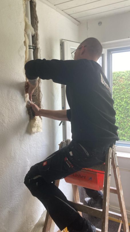 Mitarbeiter verschließt und repariert eine Bauteilöffnung nach der Leckageortung.