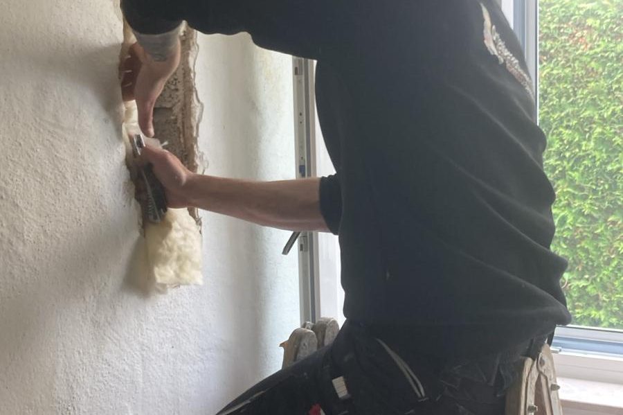 Mitarbeiter bei der Reparatur einer Leitung