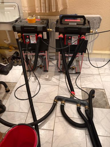 technische-trocknung-geraete-schlaeuche Technische Trocknung mit mehreren Geräten und Schlauchsystem